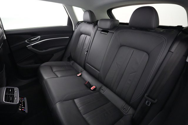 2023 Audi e-tron — photo 19 of 23