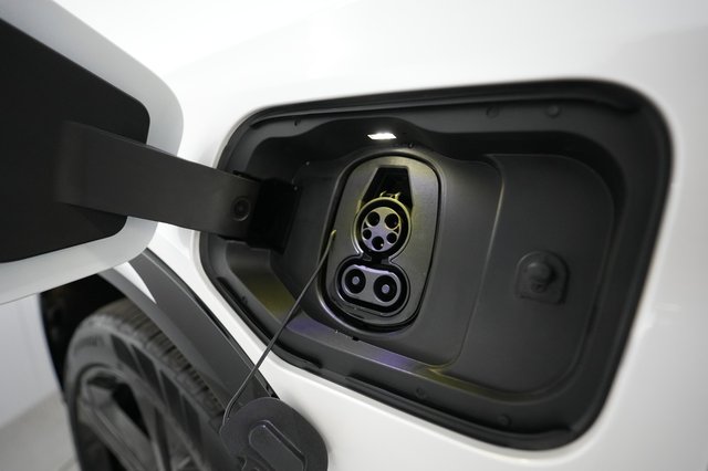 2024 Chevrolet Equinox EV — photo 8 of 23