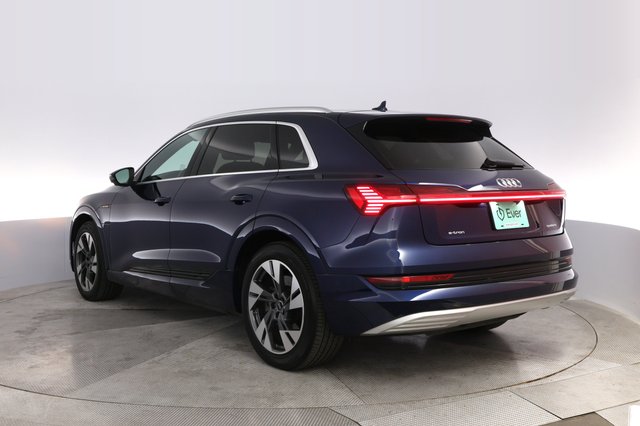 2022 Audi e-tron — photo 13 of 22