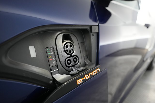 2022 Audi e-tron — photo 8 of 22