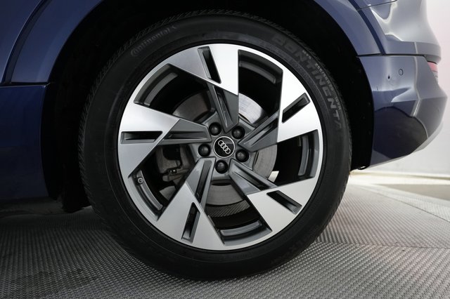 2022 Audi e-tron — photo 16 of 22
