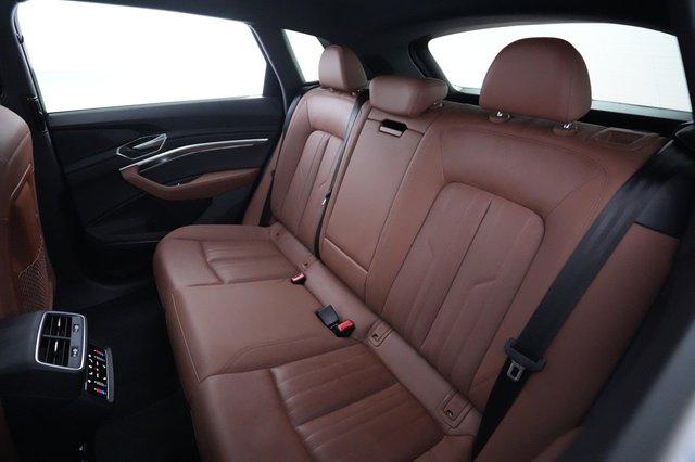 2022 Audi e-tron — photo 18 of 22