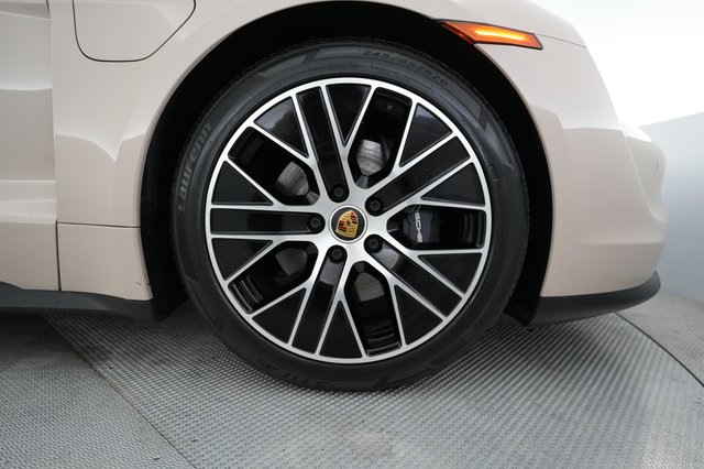 2022 Porsche Taycan — photo 16 of 22