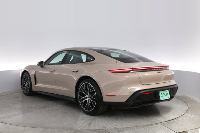 2022 Porsche Taycan — photo 13 of 22