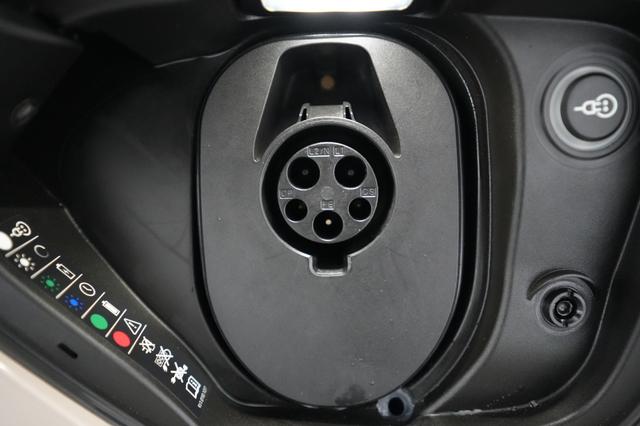 2022 Porsche Taycan — photo 8 of 22