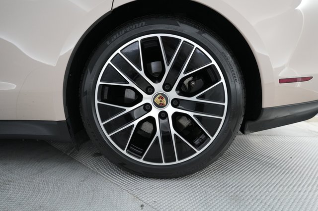 2022 Porsche Taycan — photo 7 of 22