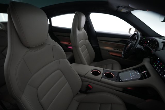 2022 Porsche Taycan — photo 19 of 22