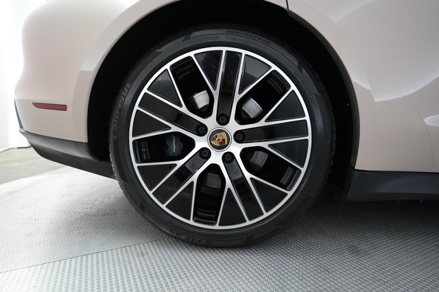 2022 Porsche Taycan — photo 15 of 22