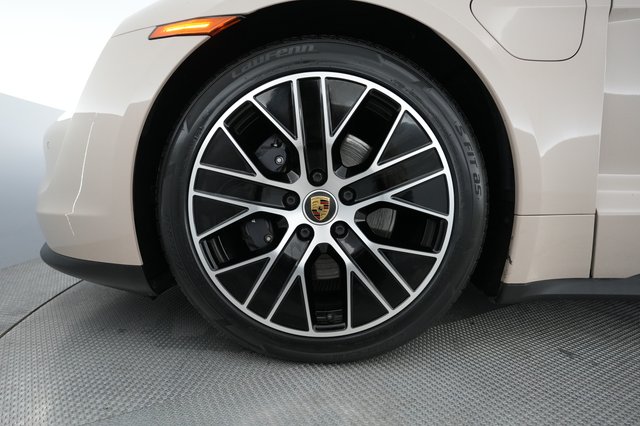 2022 Porsche Taycan — photo 17 of 22