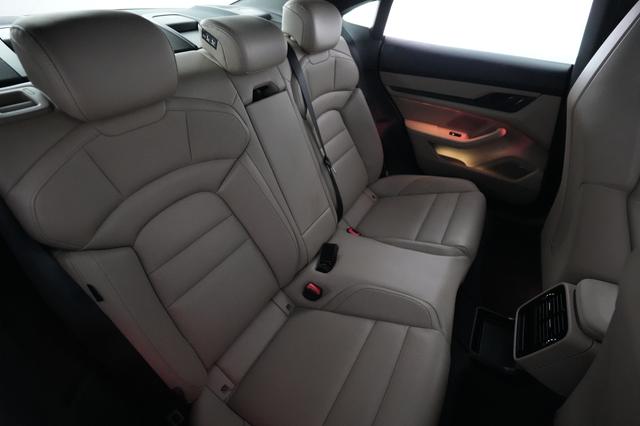 2022 Porsche Taycan — photo 4 of 22
