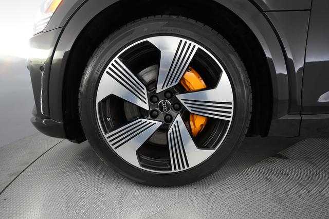 2023 Audi e-tron — photo 7 of 20