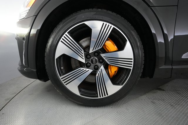 2023 Audi e-tron — photo 7 of 20