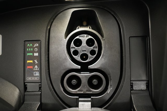 2023 Audi e-tron — photo 8 of 20