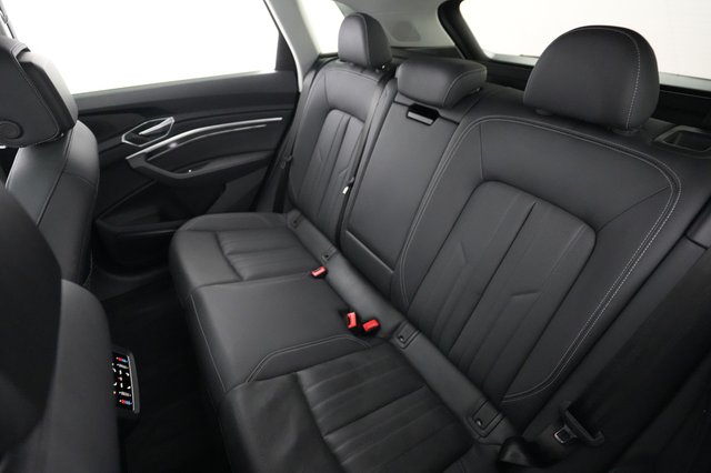 2023 Audi e-tron — photo 18 of 20