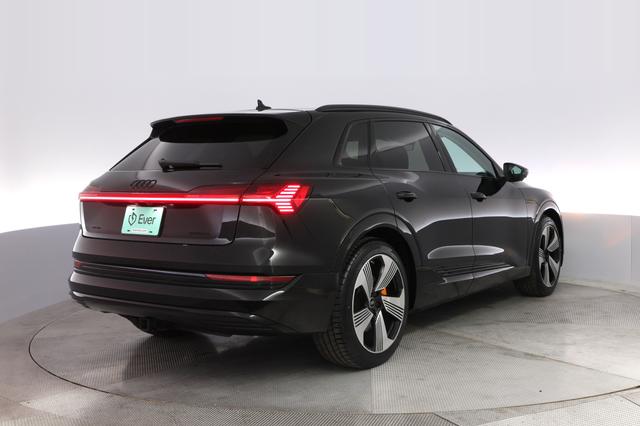 2023 Audi e-tron — photo 2 of 20