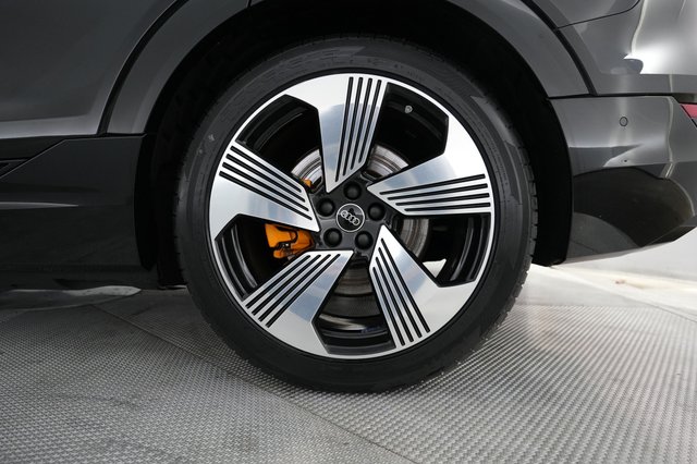 2023 Audi e-tron — photo 17 of 20