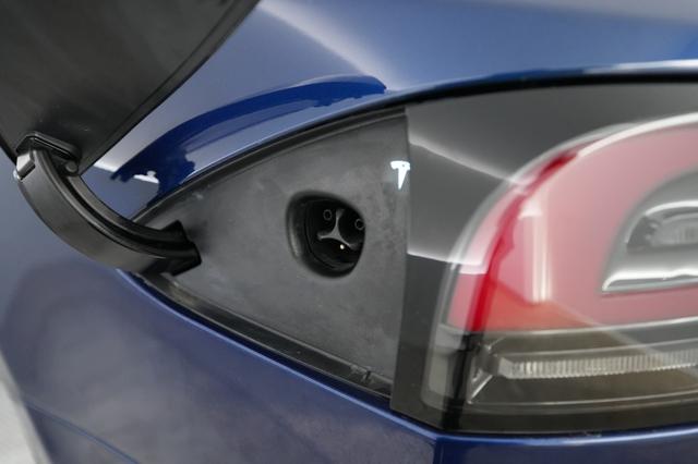2023 Tesla Model S — photo 8 of 22