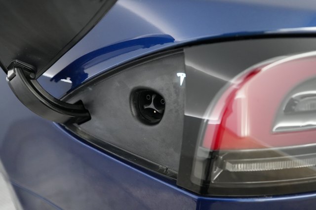 2023 Tesla Model S — photo 8 of 22