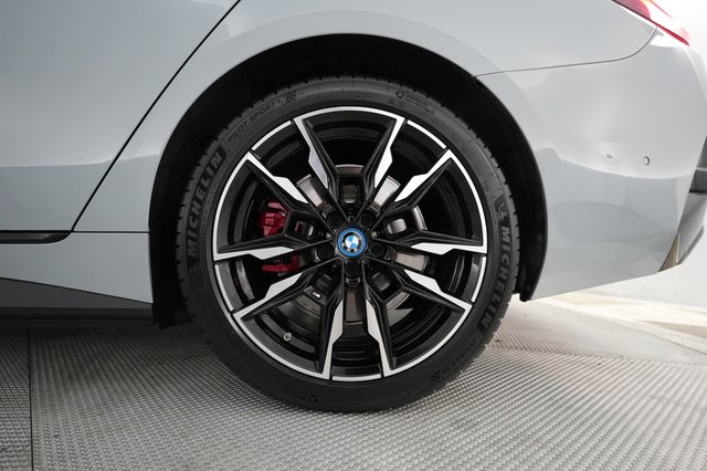 2022 BMW i4 — photo 16 of 23