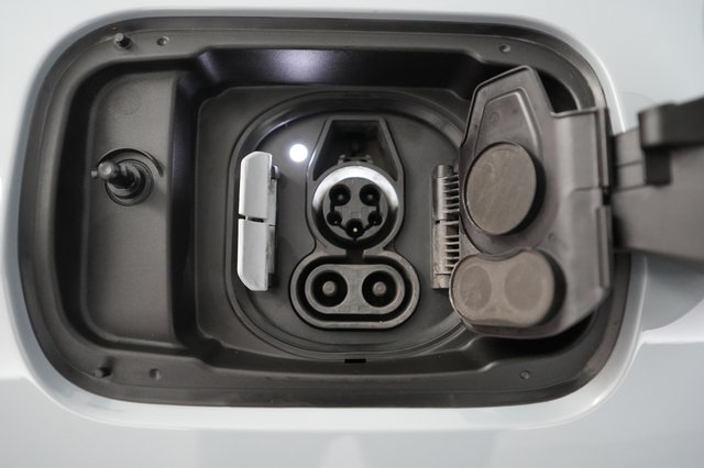 2022 BMW i4 — photo 8 of 23