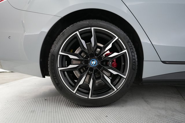 2022 BMW i4 — photo 17 of 23