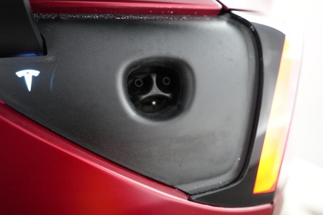 2024 Tesla Model Y — photo 8 of 28