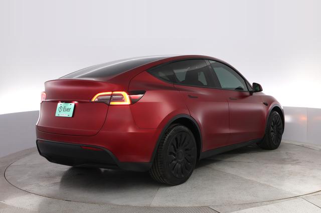 2024 Tesla Model Y — photo 2 of 28