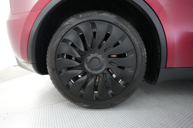 2024 Tesla Model Y — photo 7 of 28