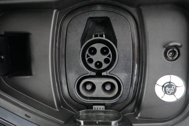 2023 Ford F-150 Lightning — photo 8 of 16