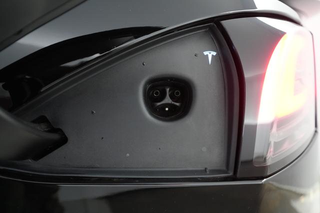 2023 Tesla Model S — photo 8 of 21