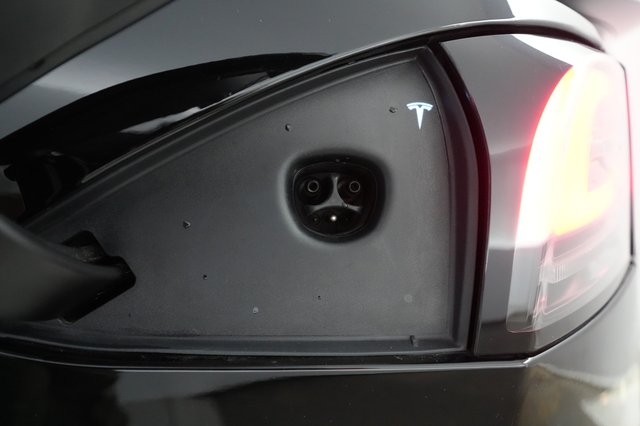 2023 Tesla Model S — photo 8 of 21