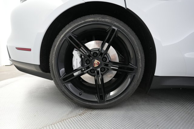 2022 Porsche Taycan — photo 15 of 22