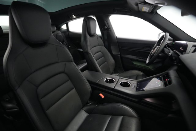2022 Porsche Taycan — photo 19 of 22
