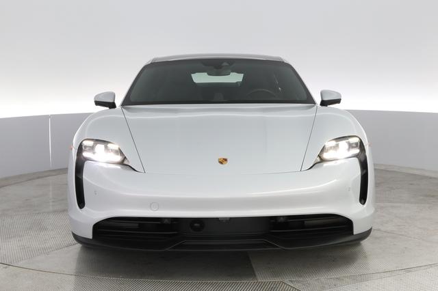 2022 Porsche Taycan — photo 9 of 22