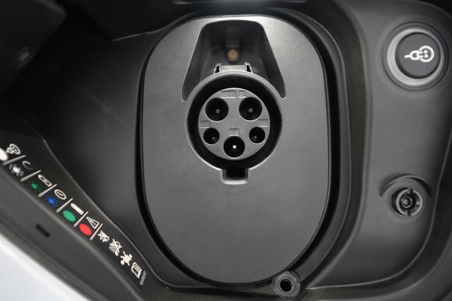 2022 Porsche Taycan — photo 8 of 22