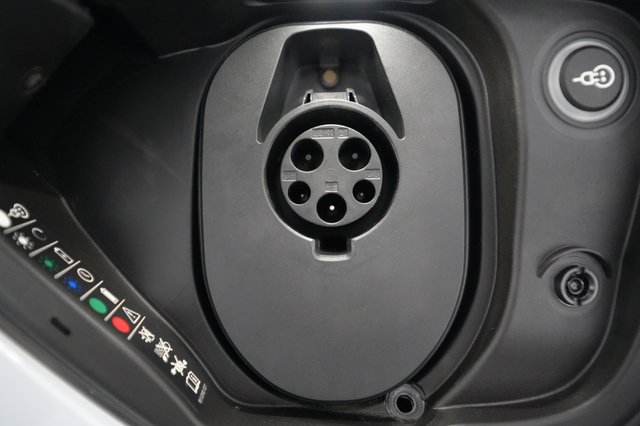 2022 Porsche Taycan — photo 8 of 22