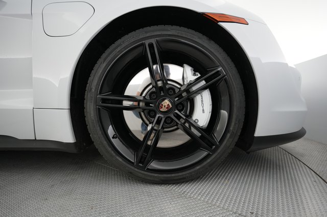 2022 Porsche Taycan — photo 16 of 22