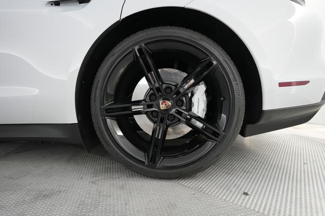 2022 Porsche Taycan — photo 7 of 22