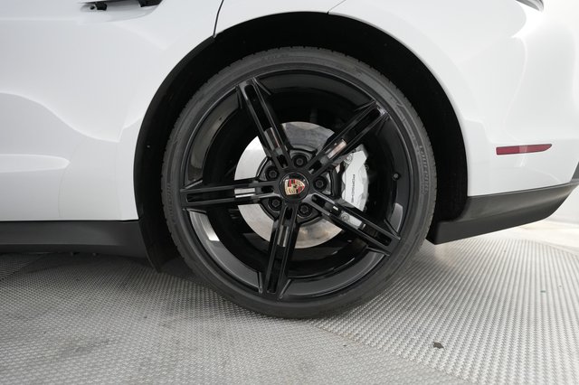2022 Porsche Taycan — photo 7 of 22