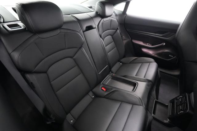 2022 Porsche Taycan — photo 4 of 22