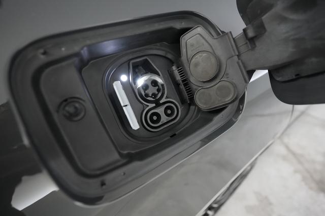 2023 BMW i4 — photo 8 of 22