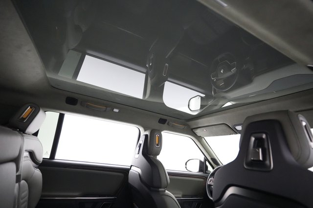 2024 Rivian R1S — photo 21 of 24