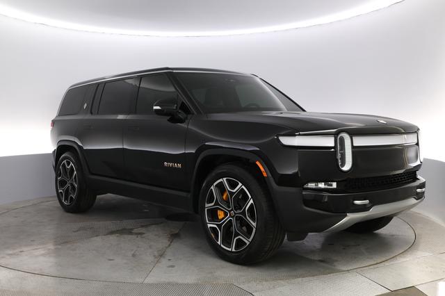 2024 Rivian R1S — photo 10 of 24