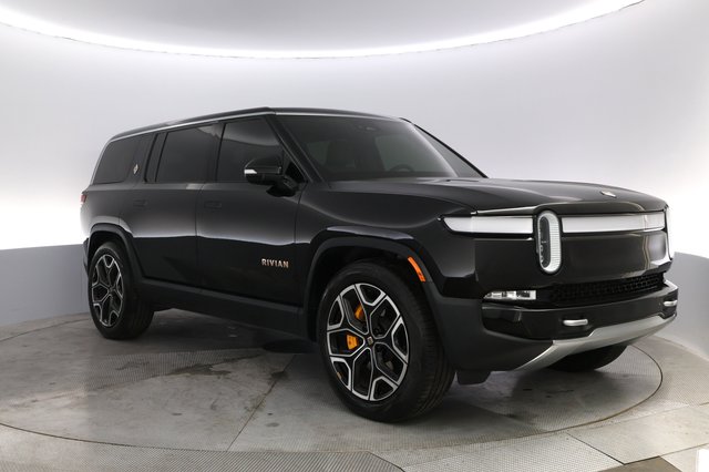 2024 Rivian R1S — photo 10 of 24