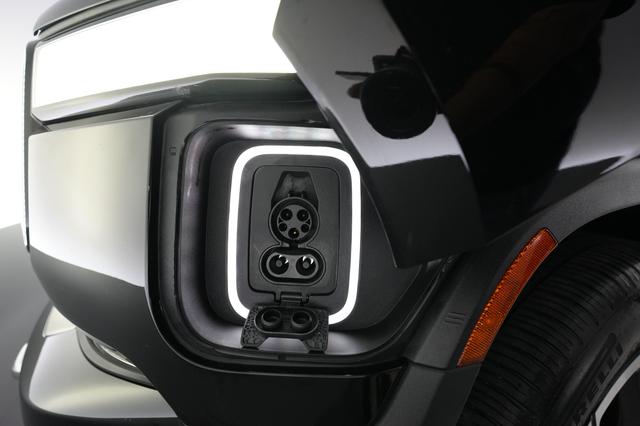 2024 Rivian R1S — photo 8 of 24