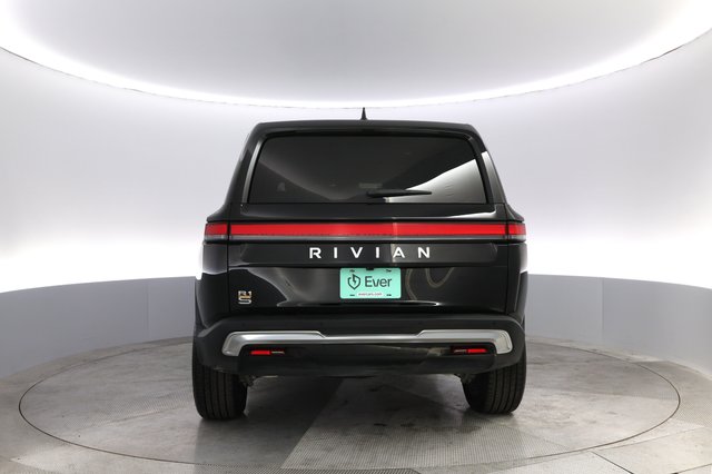2024 Rivian R1S — photo 12 of 24
