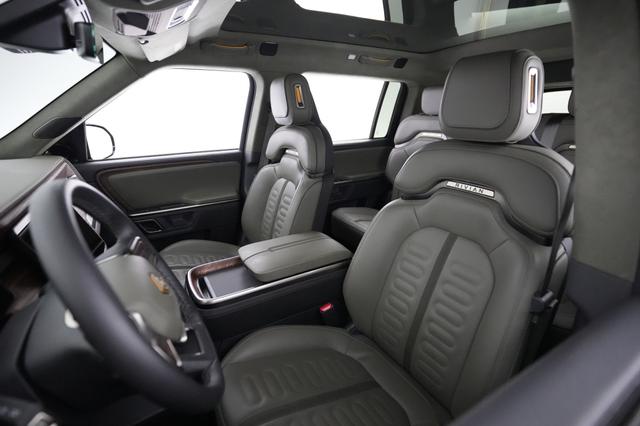 2024 Rivian R1S — photo 3 of 24