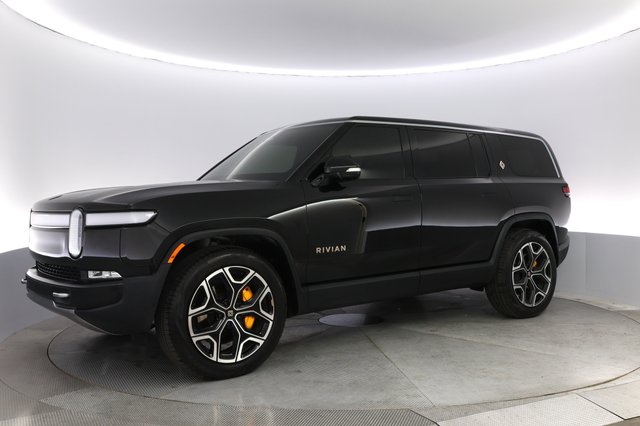 2024 Rivian R1S — photo 14 of 24