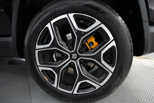 2024 Rivian R1S — photo 17 of 24