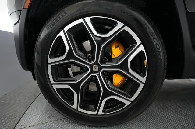 2024 Rivian R1S — photo 7 of 24